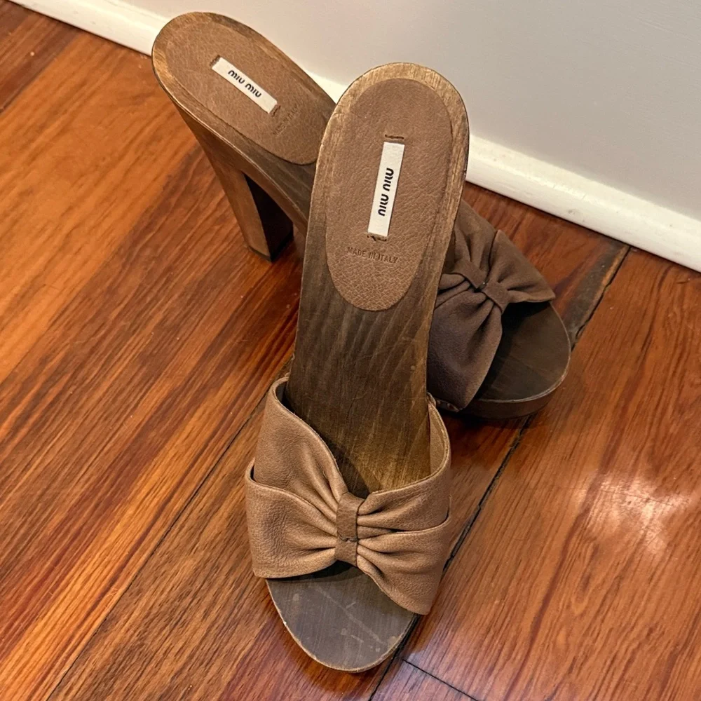 Miu Miu Tan Leather Bow Slide Clogs - Picture 2 of 4
